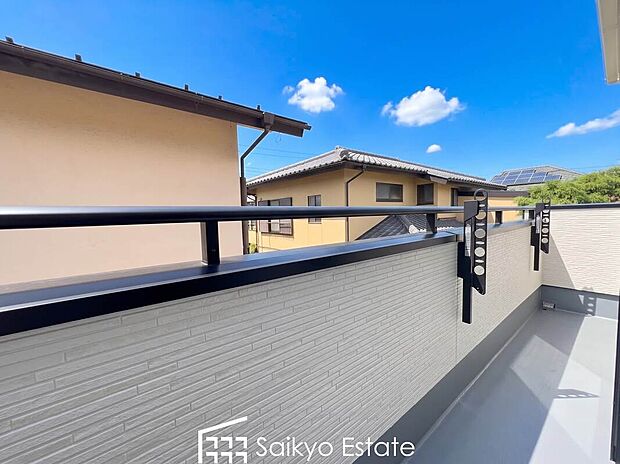 【バルコニー】2部屋から出入りが出来る続きバルコニーは家事動線が良く、沢山の洗濯物やお布団がいっぺんに干せます！南向きで陽当たりも良好です♪
