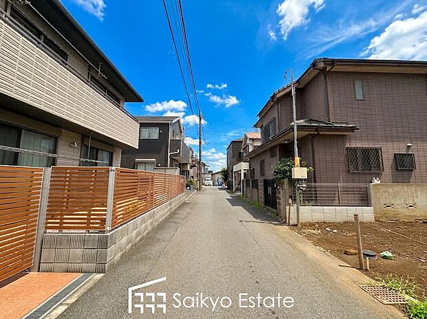【前面道路】お車の出し入れがスムーズに出来る前面道路になります。ストレスを感じる事なく出来ますので駐車苦手な方もご安心いただけます。