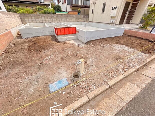 【現地外観】車種によりますが、駐車スペースは2台可能です!来客時などに便利な他、セカンドカーをお持ちの方、購入をご検討の方は必見です!