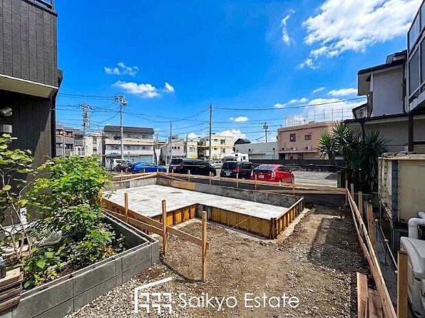 【現地写真】ZEH水準の省エネ住宅!LDK広々16.48帖!収納付き居室が3部屋!季節の物などの収納に便利な小屋裏収納付き♪
