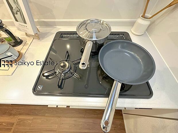 【3口ガスコンロシステム】「3口ガスコンロシステム」はたくさんの料理が同時に作れて便利な上、凹凸が少ないフラットトップなのでお掃除も楽々です。