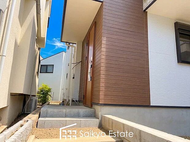 【玄関】家の顔となる玄関は、格調高いデザイン性が求められます。高級感と断熱性、防犯性に優れた玄関ドアを標準装備。