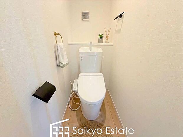 【ウォシュレット付トイレ】「温水清浄便座付きトイレ」は日々の生活を快適にしてくれます。毎日使う場所だからこそ、こだわりたいポイントですね。※小物類はCG加工しています。