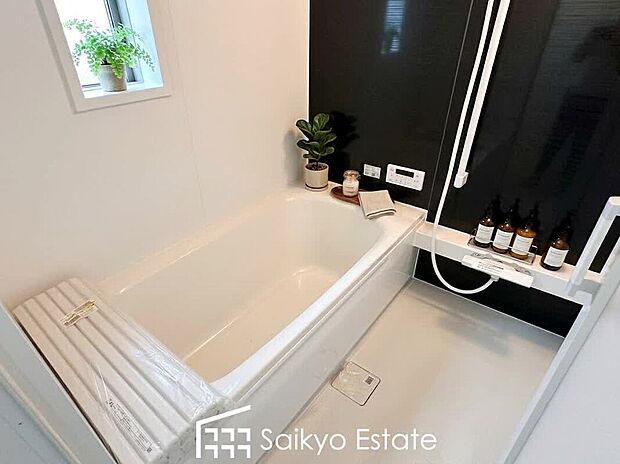 【浴室】一日の疲れを癒してくれる広々バスルーム♪雨の日のお洗濯にも大活躍な浴室暖房乾燥機付きです！※小物類はCG加工しています。