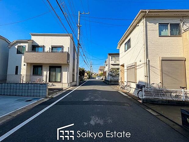 【前面道路を含む現地写真】小・中学校が徒歩10分圏内にあり、お子様が無理なく通える距離です。保育園や幼稚園も近くに多数あり、子育てファミリーには嬉しい環境です!