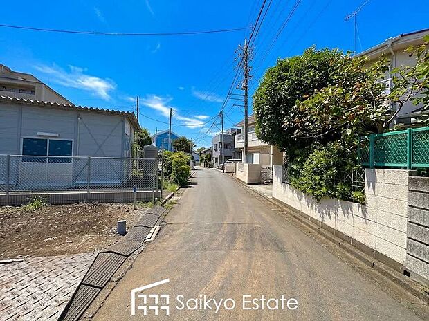 【前面道路】小学校まで徒歩約9分、中学校まで徒歩約3分でお子様が無理なく通える距離です。保育園や幼稚園も近くに多数点在!スーパーまで徒歩約5分、コンビニまで徒歩約3分で急なお買い物も安心です!