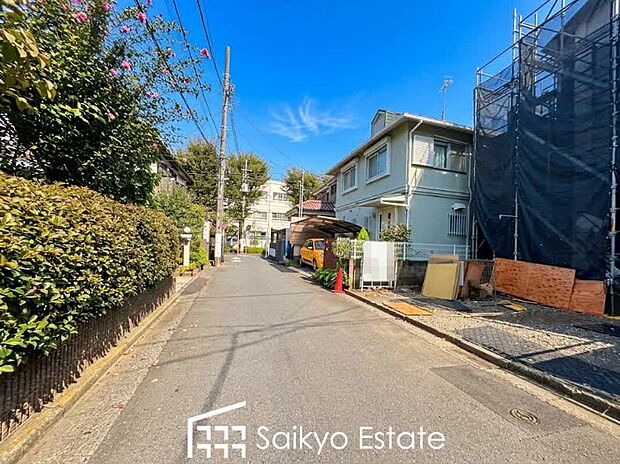 【前面道路を含む現地写真】お車の出し入れがスムーズに出来る前面道路になります。ストレスを感じる事なく出来ますので駐車苦手な方もご安心いただけます。