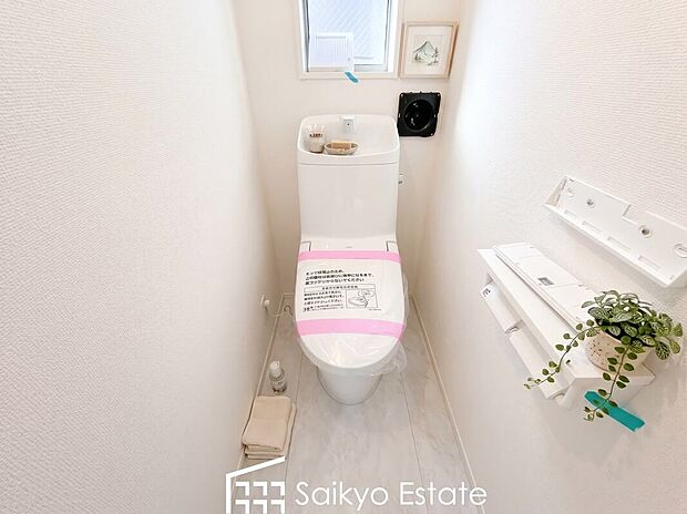 【ウォシュレット付トイレ】「温水清浄便座付きトイレ」は日々の生活を快適にしてくれます。毎日使う場所だからこそ、こだわりたいポイントですね。※備品・小物類はCG加工しています。

