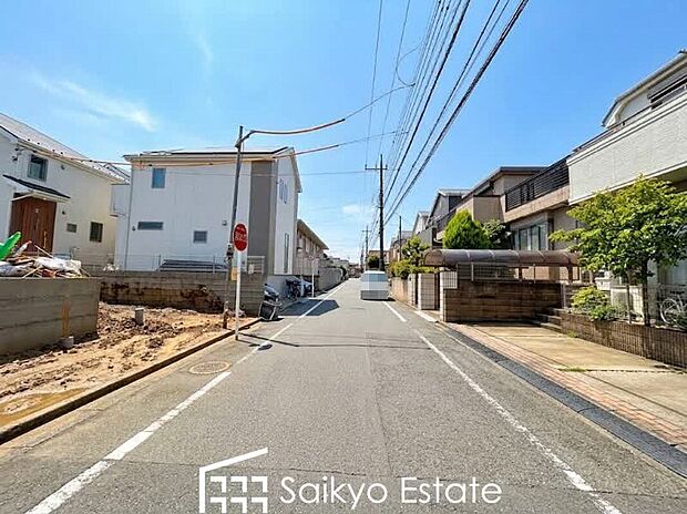 【前面道路】前面道路、幅員がございますので、駐車もスムーズに行えます!駐車が少し苦手なママさんでも安心ですね♪