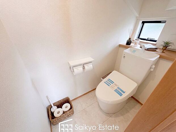【ウォシュレット付トイレ】「温水清浄便座付きトイレ」は日々の生活を快適にしてくれます。毎日使う場所だからこそ、こだわりたいポイントですね。※備品・小物類はCG加工しています。