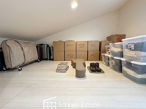 【ロフト(施工例)】お子様にも人気のロフト。季節の物やアウトドアグッズなどを収納して生活空間を広々としたスペースに!