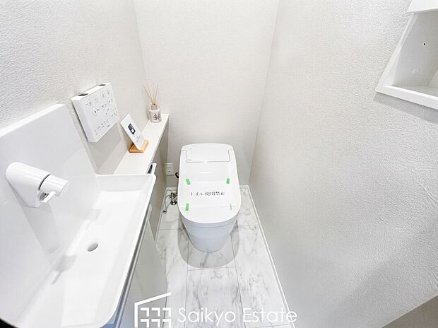 【タンクレストイレ】空間に優しく美しい佇まいの「タンクレストイレ」を採用。お掃除しやすい柔らかなデザイン。
※備品・小物類はCG加工しています。
