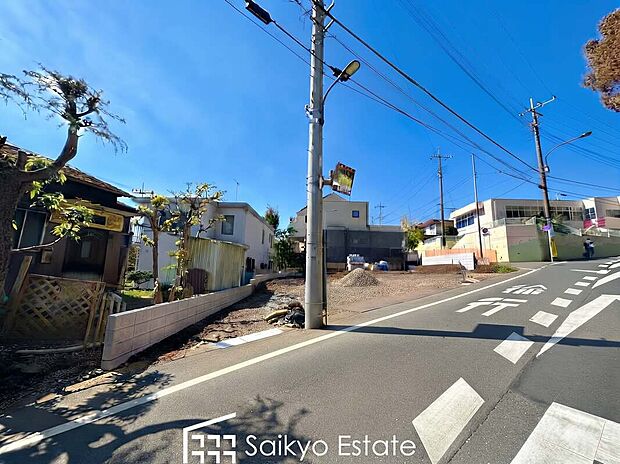 【前面道路を含む現地写真】周辺は公園や緑地が点在する緑豊かな住環境です。この機会に是非、周辺環境も併せて現地をご覧ください。