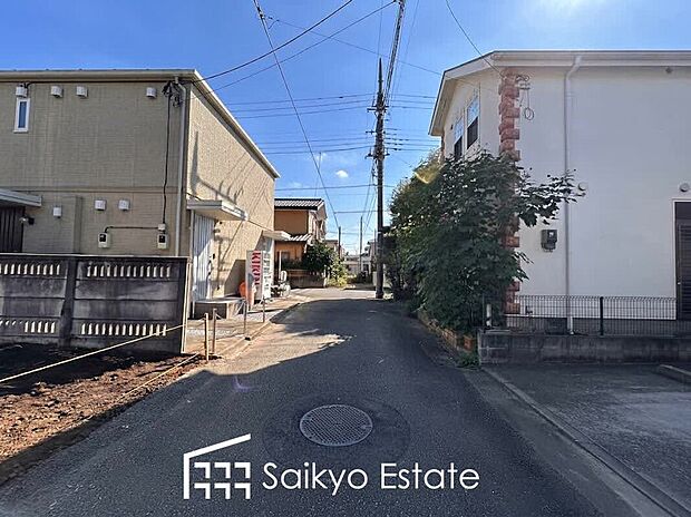 【前面道路を含む現地写真】子育てにも嬉しい、緑豊かな自然が広がる閑静な住宅地、南向きの邸宅です。この機会に是非現地をご覧ください。