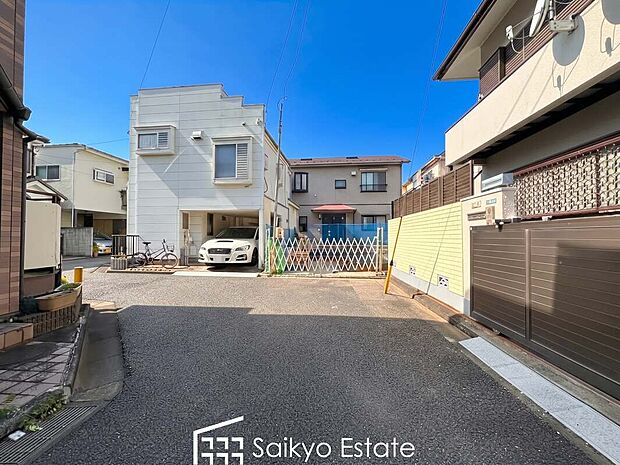 【前面道路を含む現地写真】交通量の少ない前面道路ですので、小さなお子様がおられるご家庭でも安心してお住まいいただけます。