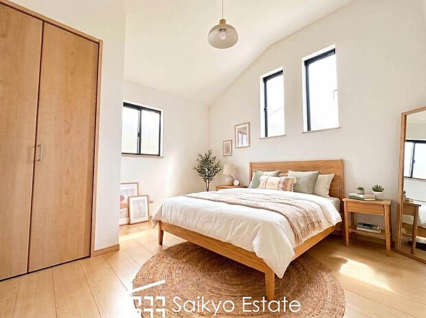 【居室【施工例】】2面採光で明るく風通しも良好です!天気の良い日は是非窓を開けて空気の入替をしてみるのはいかがでしょうか♪