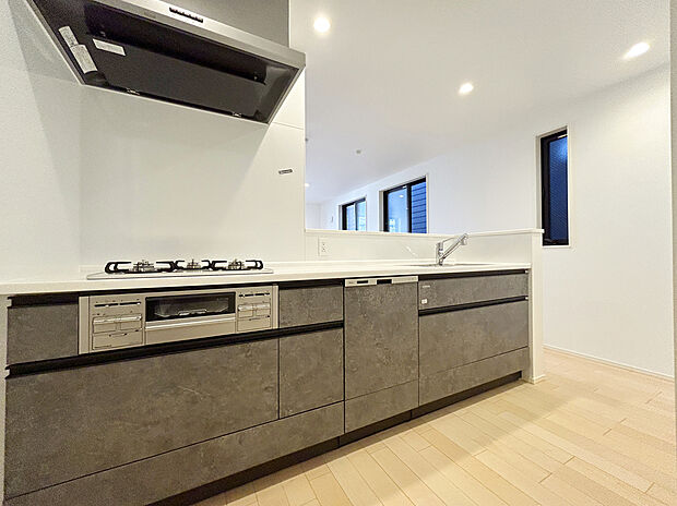 【Kitchen】
全棟2階リビング仕様のプランニングで外から中の様子が見えづらくなっており、プライバシー性が高くなります。