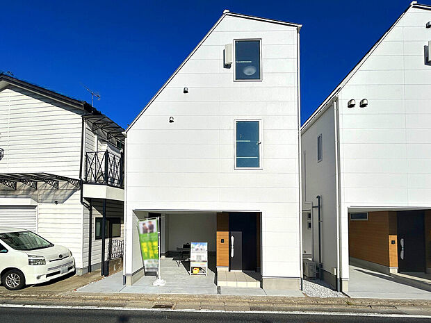 【外観】
太陽光パネル搭載のデザイナーズZEH住宅。ビルトインガレージ仕様で敷地内に車を停めておくことも可能。設備仕様が豊富で暮らしを豊かにする2邸。