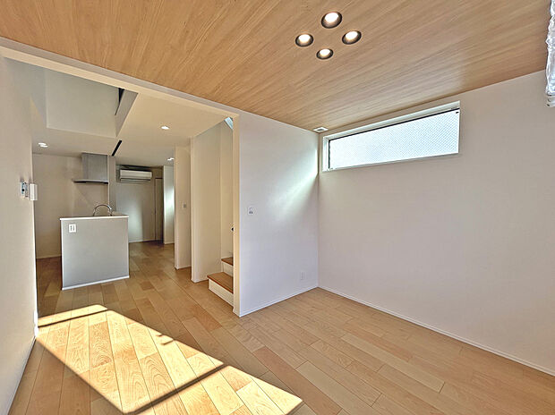 【LDK】
吹抜仕様のLDK。空間を上手く利用されたデザイナーズ住宅で開放感溢れる生活を愉しむことが出来ます。
断熱等性能等級6取得!UA値0.34