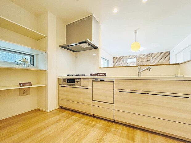 【Kitchen】
食洗器が搭載されたシステムキッチン(クリナップ)。
人気のカウンターキッチン設計で開放的な空間となっています。