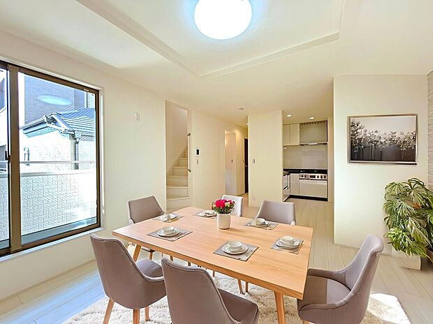 【LDK:16帖】
採光にこだわった明るいリビングルーム。
本画像はCGで作成しており、実際に現地に家具は配置しておりません。また、価格に家具は含まれません。