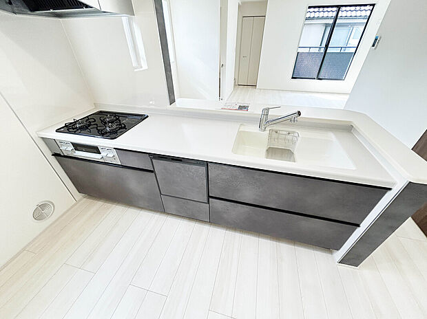 【Kitchen】
あると便利な食洗器搭載キッチン。手洗いの時間や労力を大幅に削減でき、家事の効率化が図れ、空いた時間に他の作業やのんびり家族との時間が増えます。