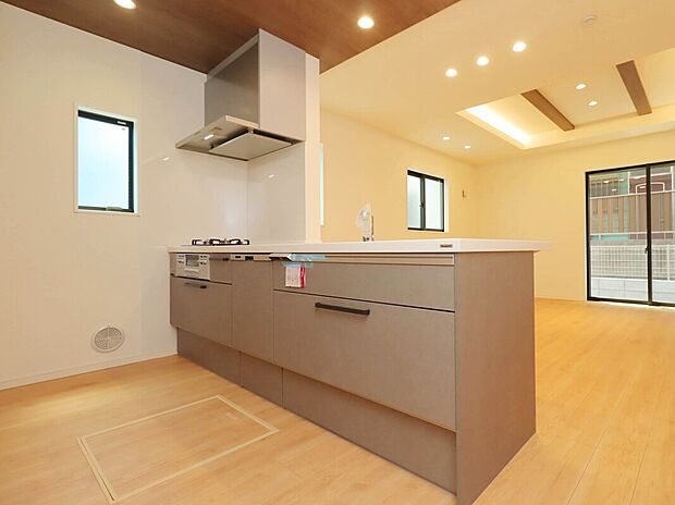 【施工例:Kitchen】
あると便利な食洗器搭載キッチン。手洗いの時間や労力を大幅に削減でき、家事の効率化が図れ、空いた時間に他の作業やのんびり家族との時間が増えます。