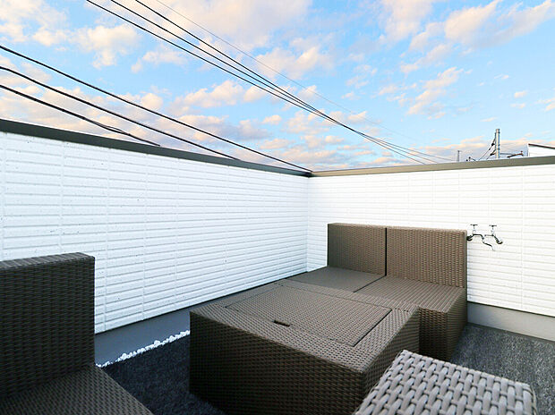 【Roof Balcony】
開放感抜群の屋上テラス。
プライベート性が高く、家族と憩いのひと時を過ごすのに最適な空間。