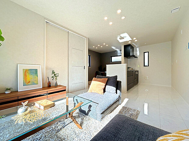 【LDK：1号棟】
全棟開放的な屋上テラス・カースペース付き！
ワンランク上の優雅な暮らしを堪能できます。