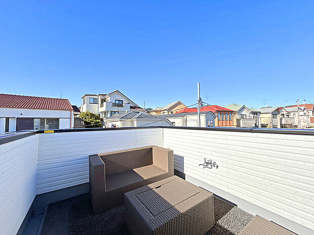 【屋上テラス:1号棟】
スーパーやコンビニなど商業施設は徒歩10分圏内にあり、日々のお買い物や休日のまとめ買いなども行き来しやすい距離で便利な住環境です。