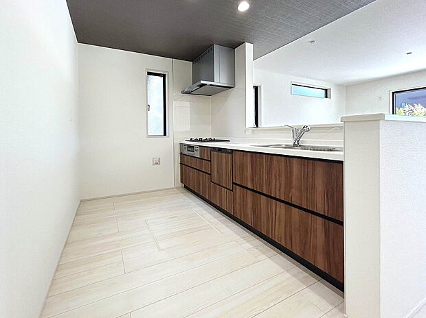 【Kitchen】
食洗器搭載のシステムキッチン。
家事の効率化が図れ、空いた時間に他の作業や家族との団らんを愉しめます。