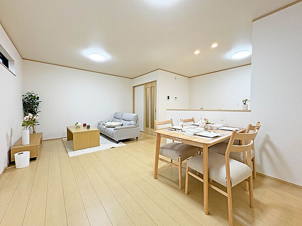 【LDK:16帖】
家具を置いてもゆとりある広さのLDK。
視界が広く家事動線も良好なカウンターキッチンが採用されています。