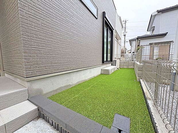 【Garden】
南東向きの庭はガーデニングなどの趣味やちょっとした外作業のスペースに最適。