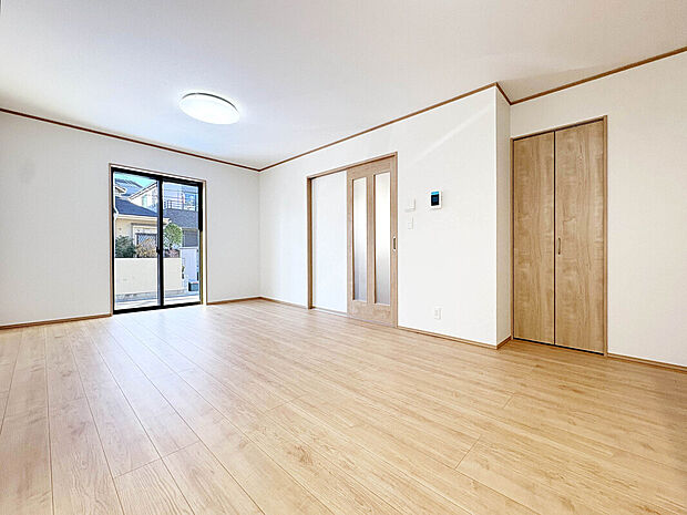 【LDK：16帖】
床暖房搭載のため、冬でも足先から温かく快適な家族団らんの空間が叶います。