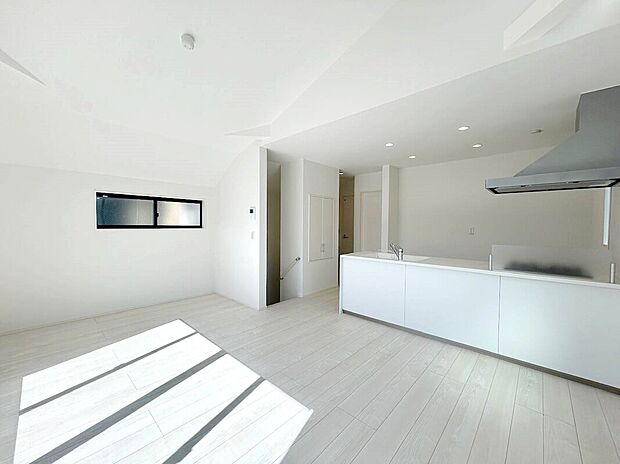 【施工例:LDK】
LDKは18.14帖と広く3面採光で開放感抜群、人目を気にせずくつろげる空間となっています!