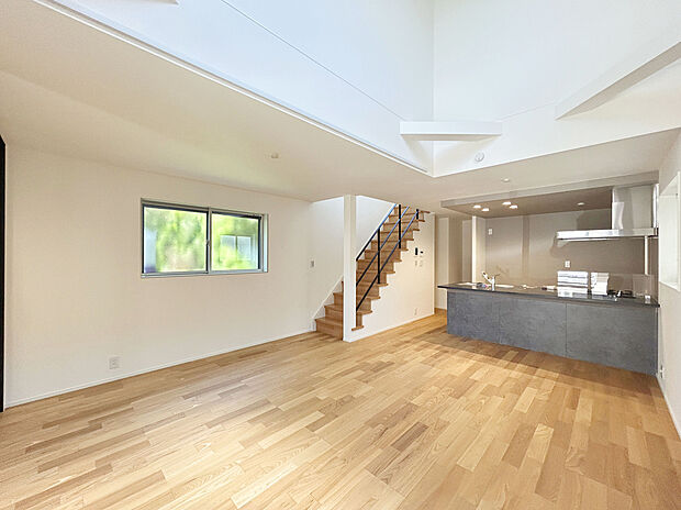 【施工例:LDK】
全棟17.5帖超の2階リビングは吹抜でより開放的で安心して安らげる空間。