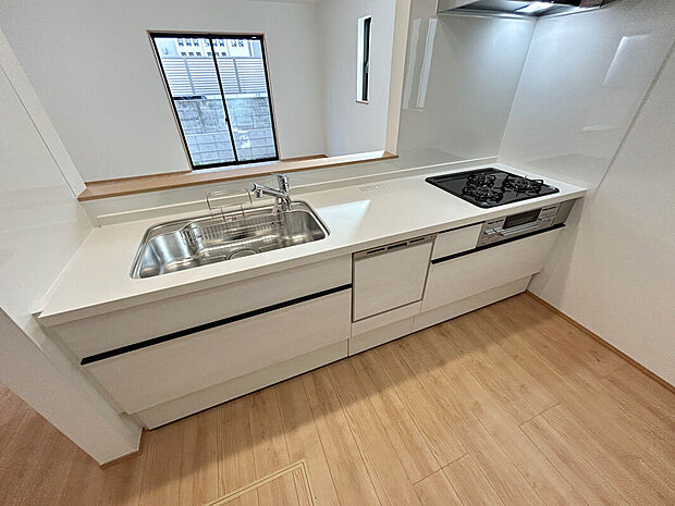 【Kitchen】
キッチン・洗面ルーム・バスルームなどの水周りが同じ階にあるため、家事効率が良くなります!ふと思ったときすぐ家事を行えるので面倒な階段の往復がなくなるのもメリットです。