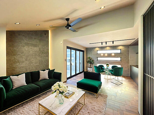 【LDK:21.1帖】
家族が集うLDKはゆとりある広さを確保し、開放感あふれる2階リビング設計。
周囲の視線を気にせず、明るさとプライバシーを両立した空間で、日常のくつろぎ時間が自然と長くなります。