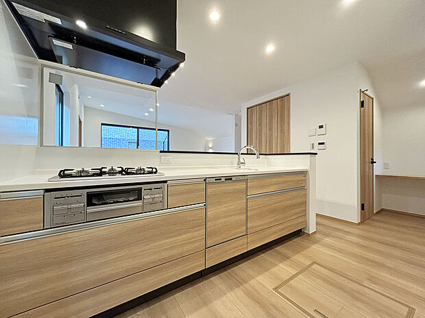 【Kitchen】
あると便利な食洗器搭載キッチン。手洗いの時間や労力を大幅に削減でき、家事の効率化が図れ、空いた時間に他の作業やのんびり家族との時間が増えます。