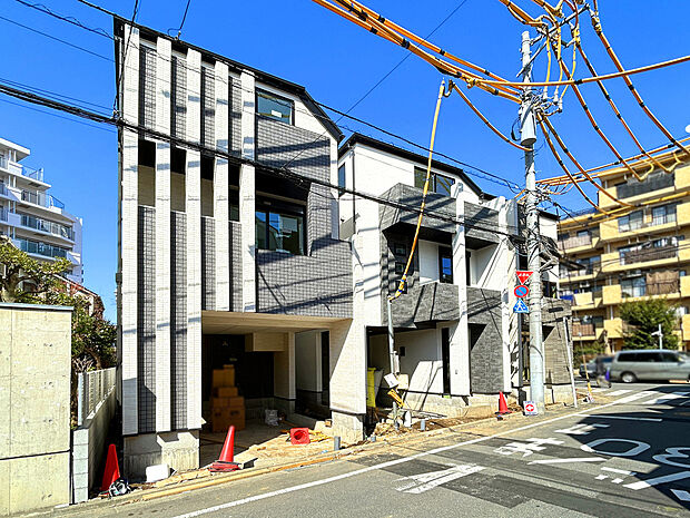 【外観：3月中旬撮影】
JR埼京線「北赤羽」駅まで徒歩9分の好立地に佇む断熱・省エネ性能性能に優れたZEH水準仕様×耐震等級3を取得している高品質な住まいが誕生！