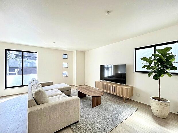 【LDK：B号棟】
全棟南向きで心地よい陽光が差し込む明るい空間で優雅な暮らしが叶う住まい。2階リビングでプライバシー性が保たれる設計です。
本画像はCGにより加工しております。