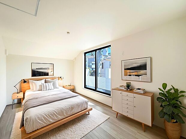 【Room：B号棟】
バルコニーに面した主寝室は心地よい太陽の光が入り込む、心安らぐ居心地の良い空間です。全棟7帖超の主寝室設計。
本画像はCGにより加工しております。