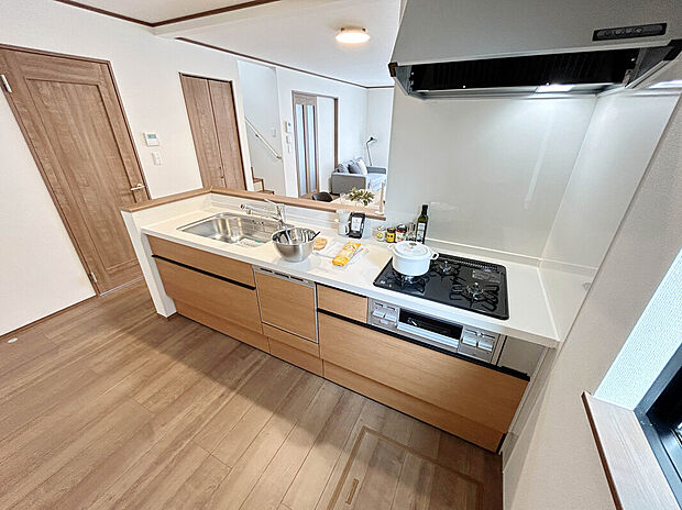 【施工例：Kitchen】
小学校まで徒歩6分、中学校徒歩8分、保育園が徒歩圏内に複数点在する共働きの子育てにも永く安心して暮らせる緑豊かな住環境となっています。