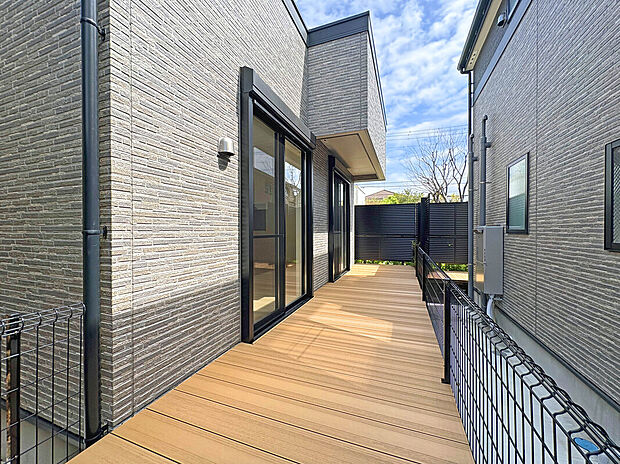 【Wood Deck：5号棟】
全棟ウッドデッキ付！
お子様の遊び場や洗濯物などの干し場、憩いのスペースなど用途は様々。また、空間に広がりを持たせる効果があります。