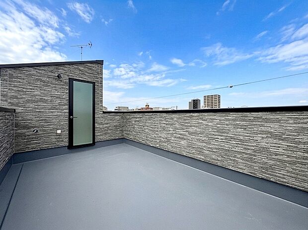【Roof Balcony】
開放感溢れる空間を楽しめる広々としたルーフバルコニー!
憩いのスペースやお子様のちょっとした遊びの場としても利用出来ます。