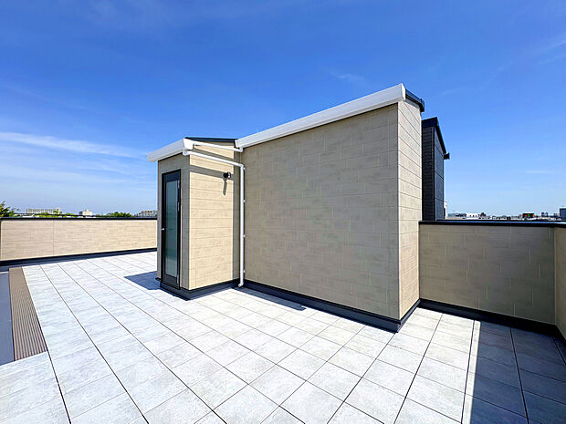 【Roof Balcony】
白系タイルとベージュの外壁が調和し、上品で爽やかな印象を演出する屋上バルコニー。視界を遮るものがなく、晴れた日には遠くの街並みまで見渡せる気持ちの良い空間で過ごせます