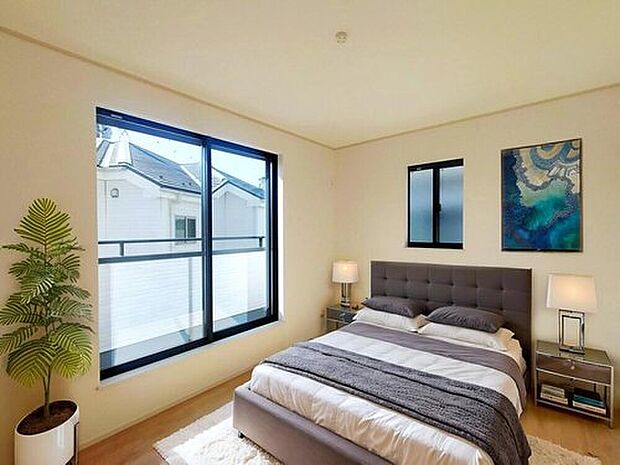 【施工例:Room】
南向きで日当たり良好な空間。大きな窓からは心地よい陽光が差し込み風通しの良い住まいで心落ち着く暮らしを望めます。