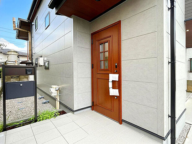【Entrance】
スーパーやコンビニ、ドラッグストアなど商業施設も徒歩10分圏内に点在しており、日々のお買い物や休日のまとめ買いなども行き来しやすい距離で便利な住環境です。