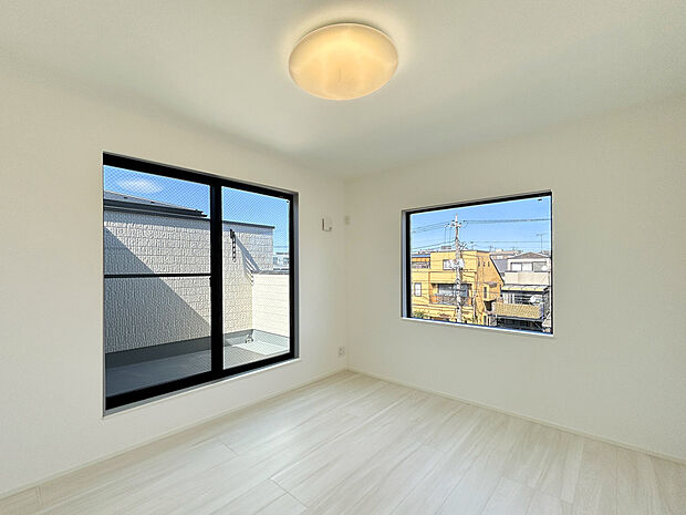 【建物プラン例:Room】
採光にこだわった明るく通風良好の部屋での暮らしが叶うフリープラン対応。WICやSIC、パントリーなどの収納設計も可能!収納豊富な住まいで快適な暮らしを叶えます。
