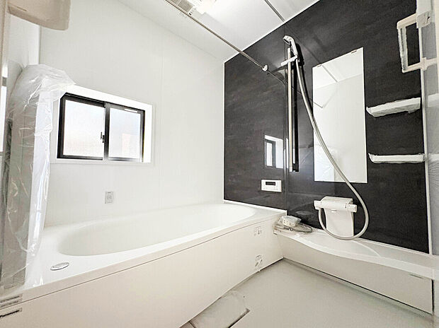 【【Bath Room】】1坪タイプのバスルーム。足を伸ばしてゆったりと浸かれるのはもちろん、洗い場も広さがあるので立ったりしゃがんだりする動作もスムーズに行えます。